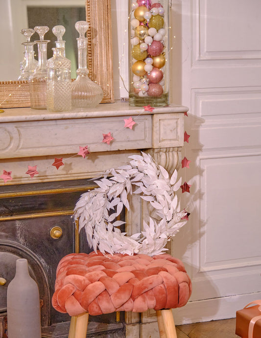 Mise en situation sur un tabouret de la couronne de feuilles de Noël