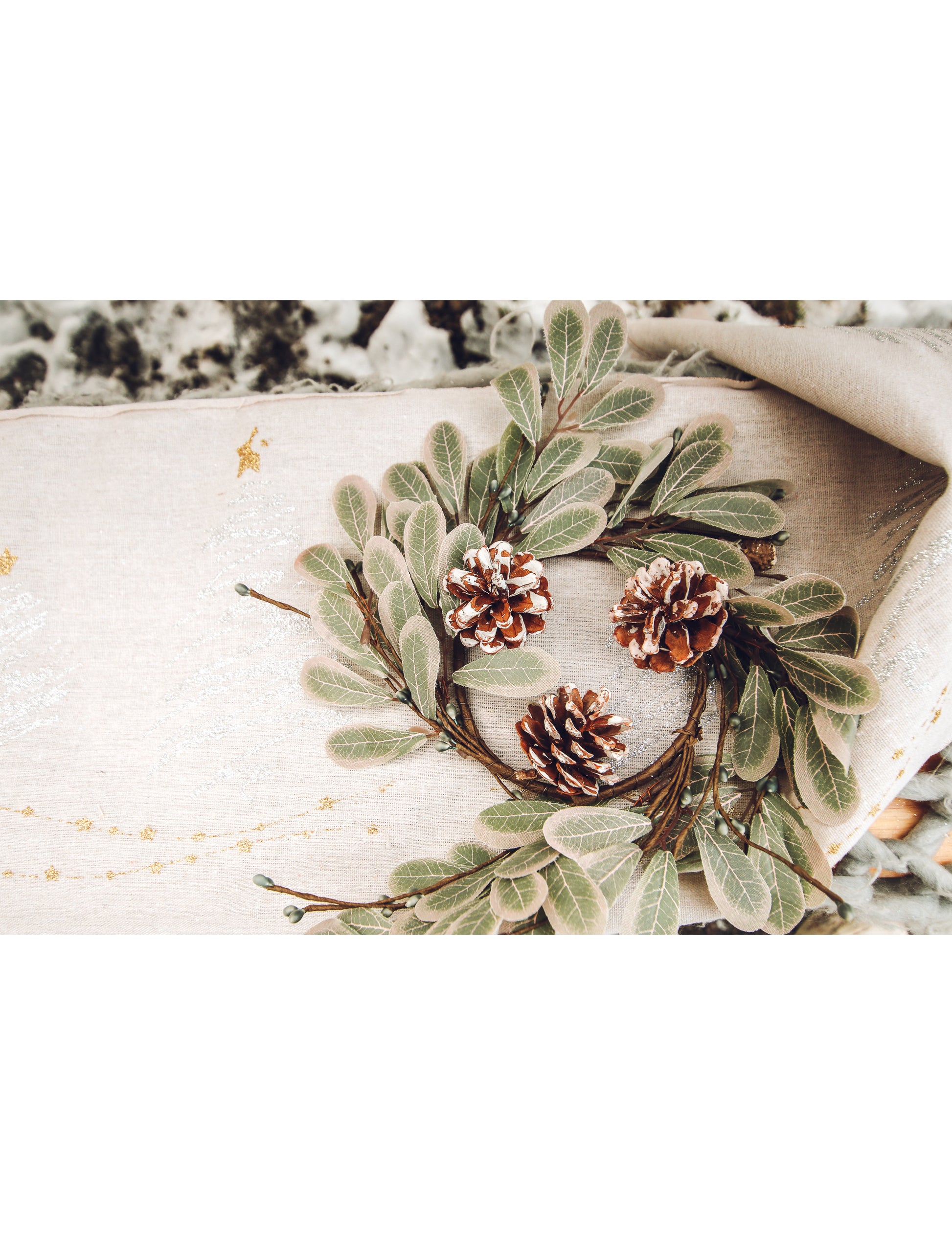 Gros plan sur les feuilles et pommes de pin de la couronne de Noël eucalyptus et pommes de pin
