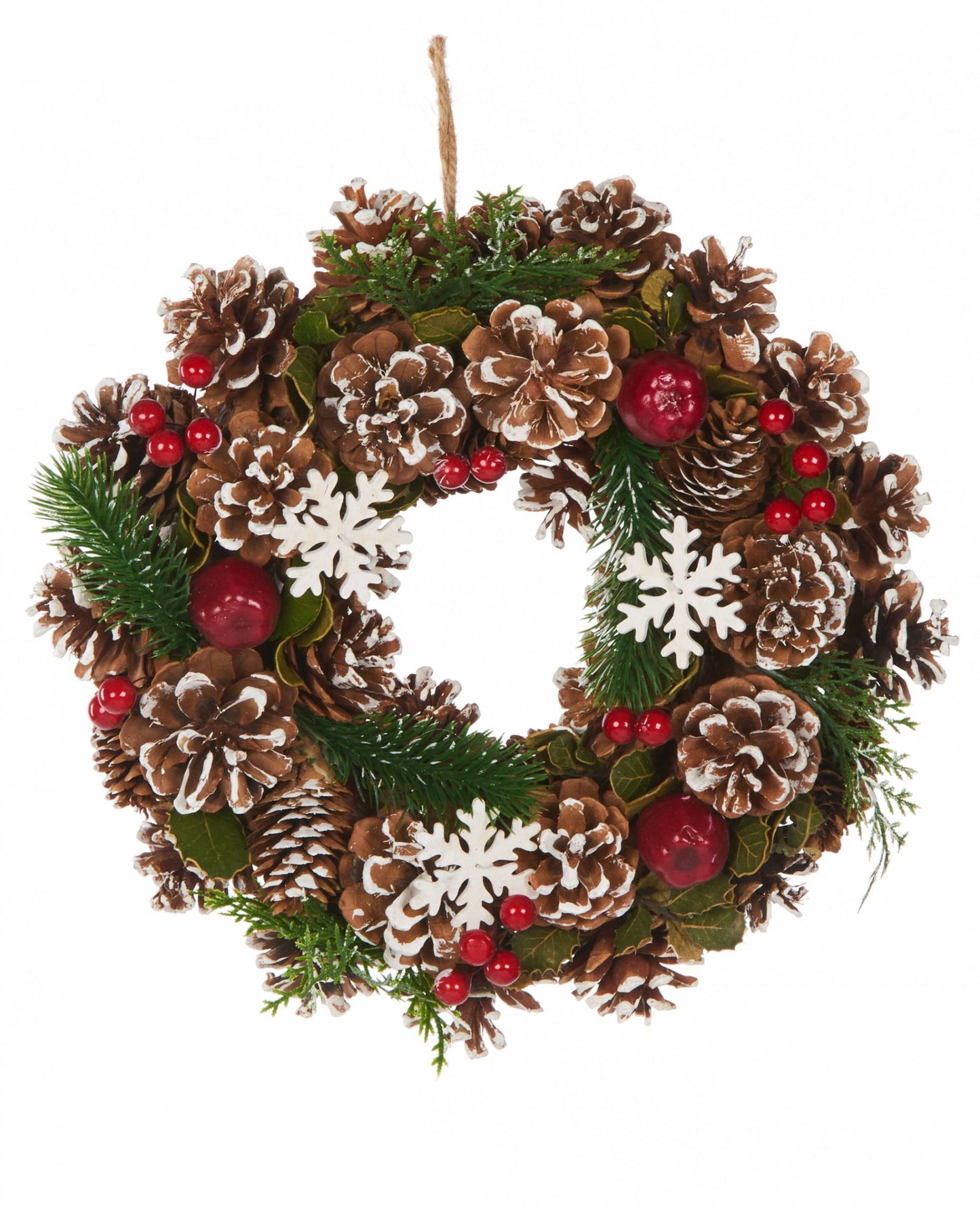 Couronne de Noël traditionnelle pour décoration avec pommes de pin et baies rouges