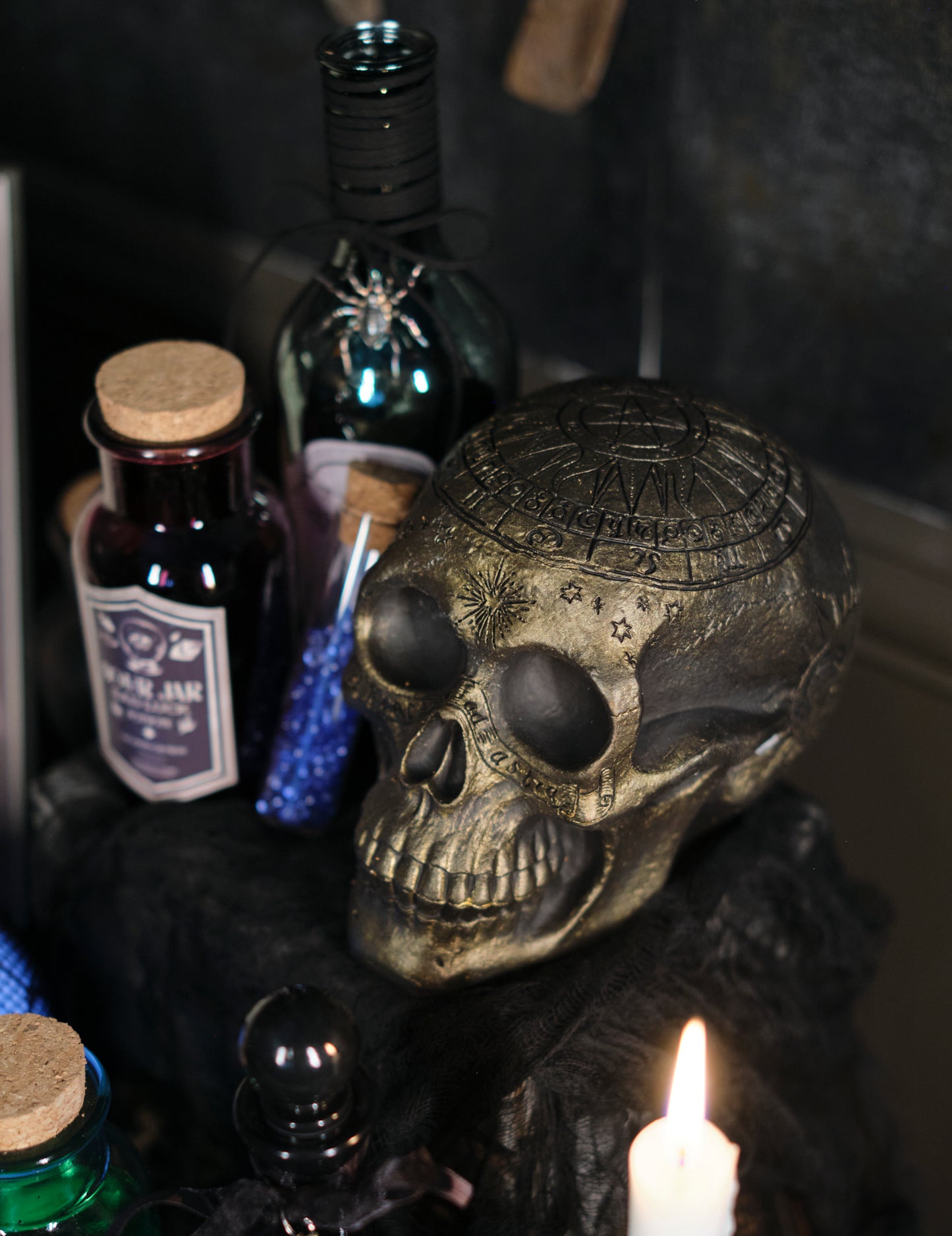 Скелет череп със златен пентаграм