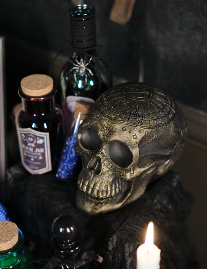 Скелет череп със златен пентаграм