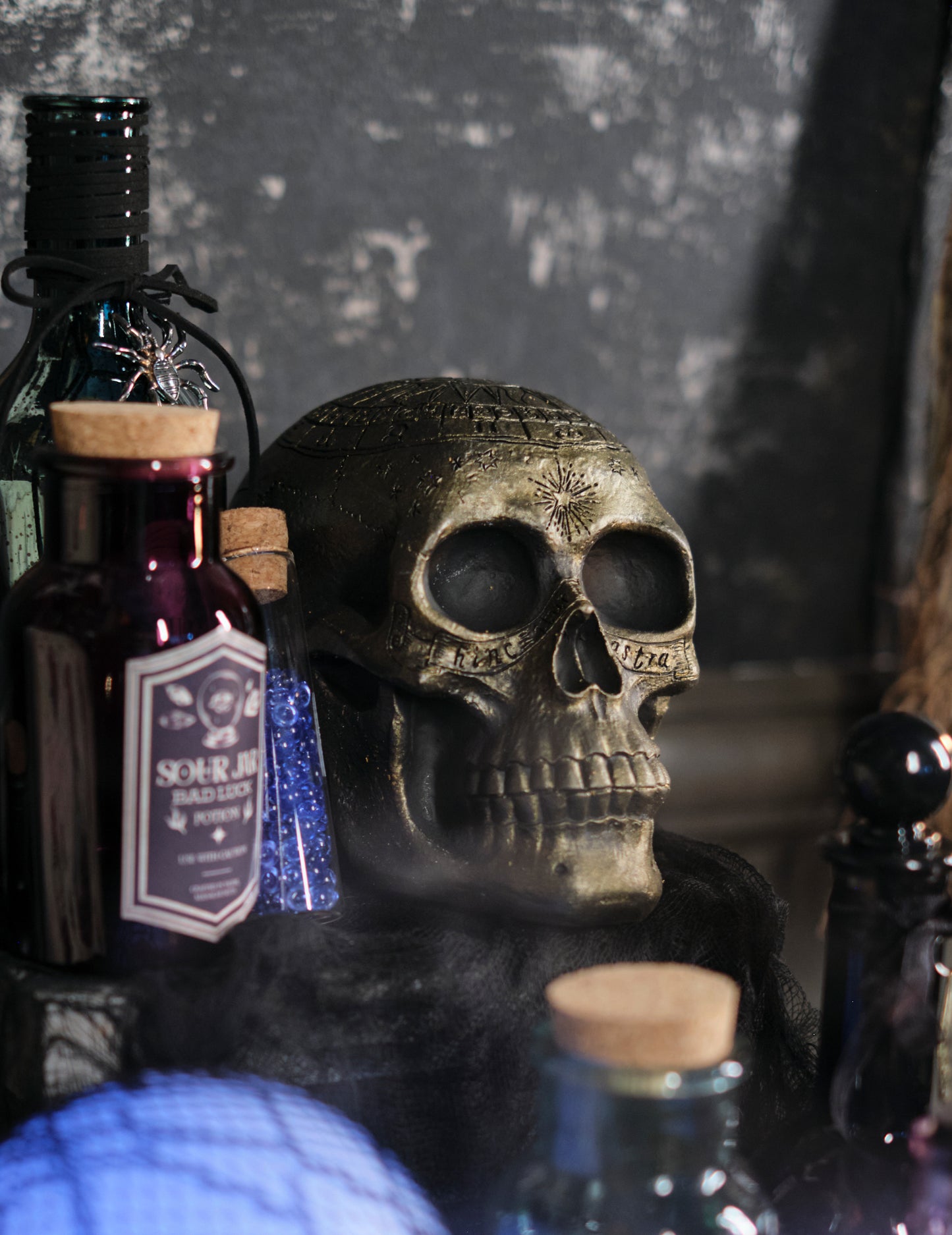 Скелет череп със златен пентаграм