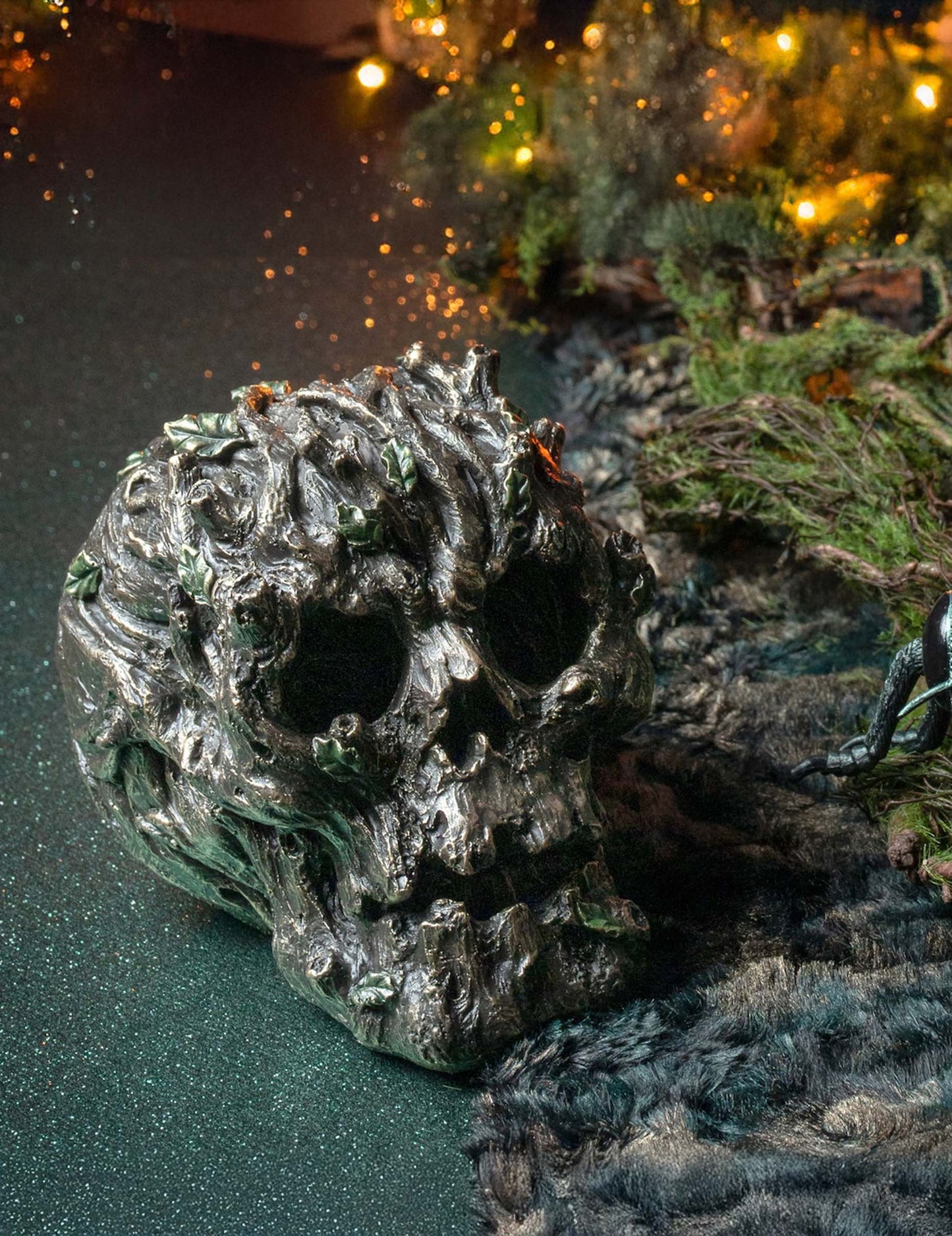 Череп от гора от смола, 14 см