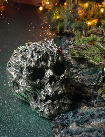 Череп от гора от смола, 14 см