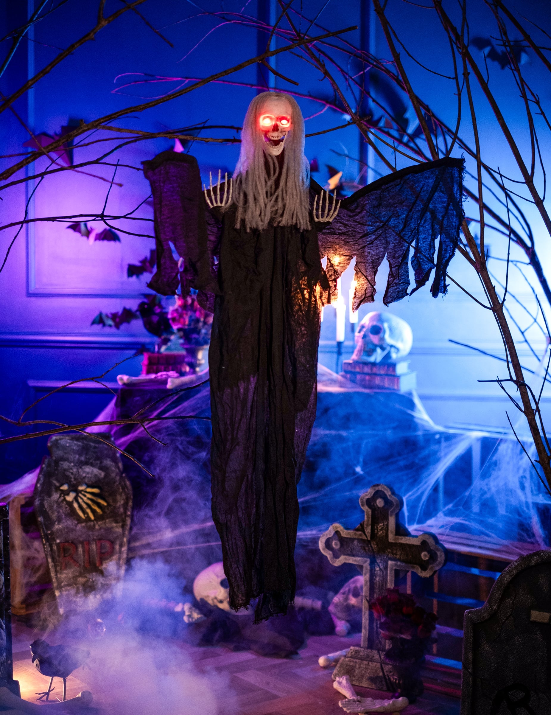 Mise en situation dans un décor d'Halloween de la décoration à suspendre ange noir de la mort