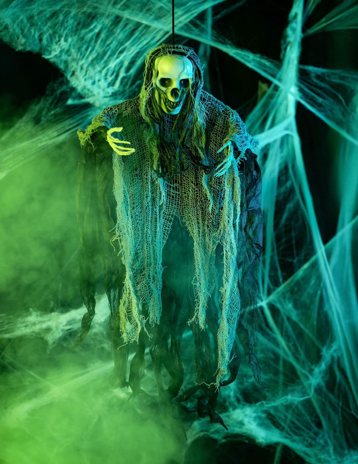 Поставяне в страховита обстановка с висяща декорация жътварят halloween
