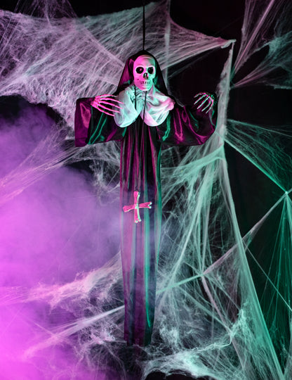 Mise en situation avec toiles d'araignées de la décoration à suspendre nonne