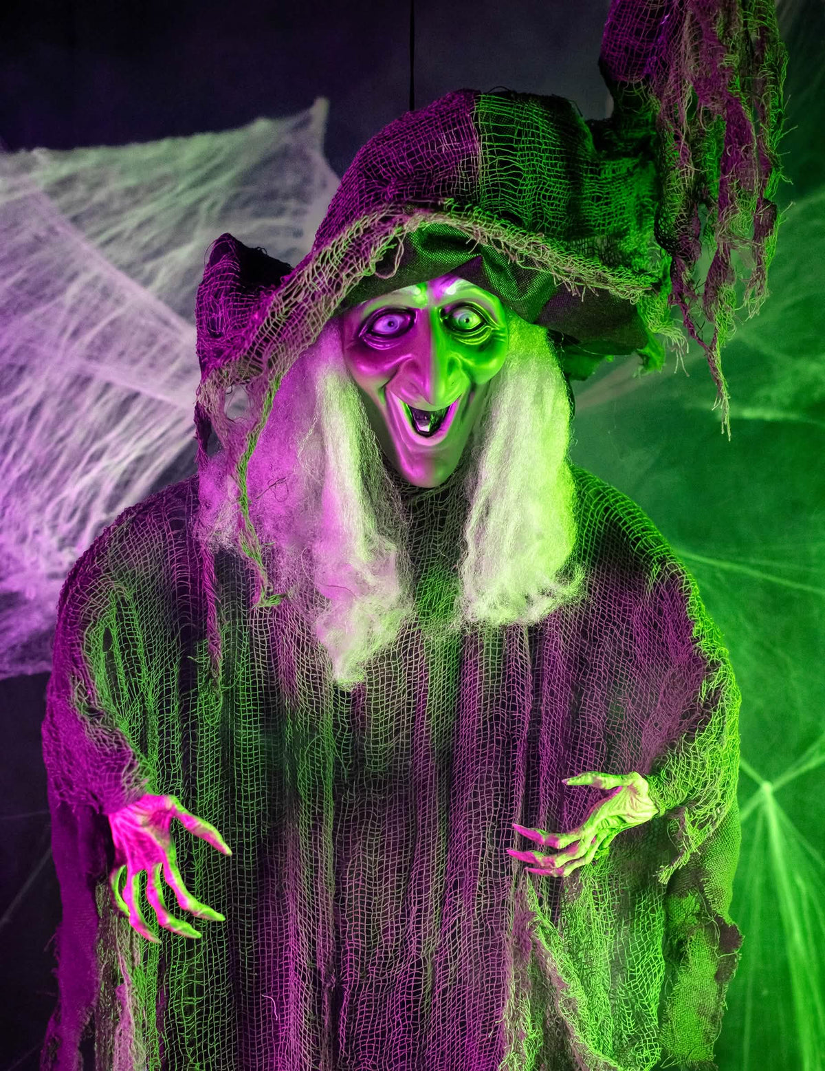 Изглед на бюста и ръцете на висящата декорация вещица за halloween