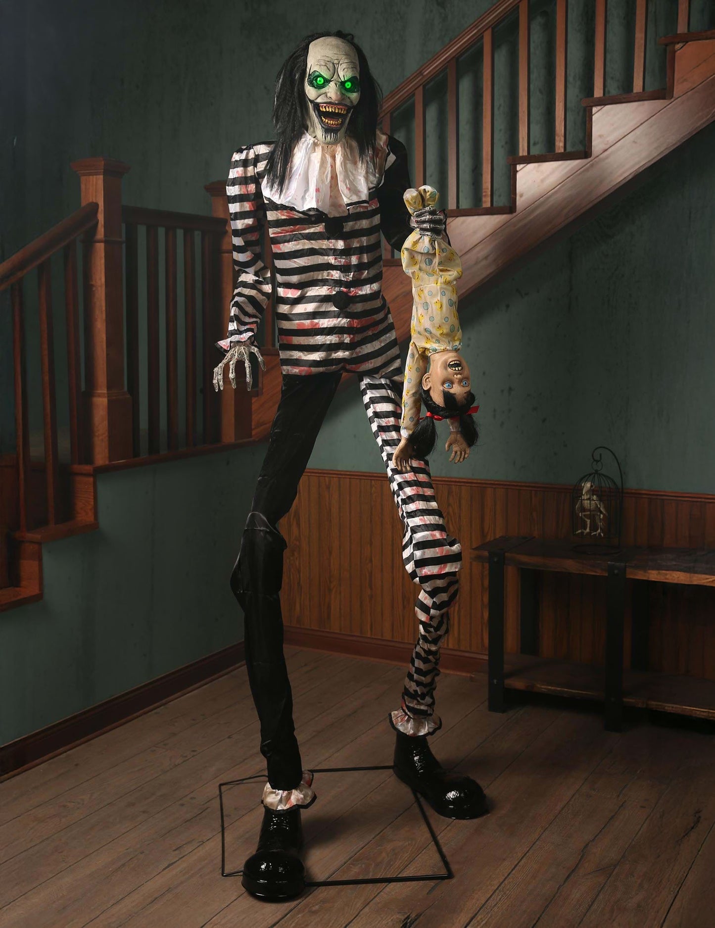 Анимирана декорация ужасяваща клоун с висящо дете с движения и светлини 2.15m