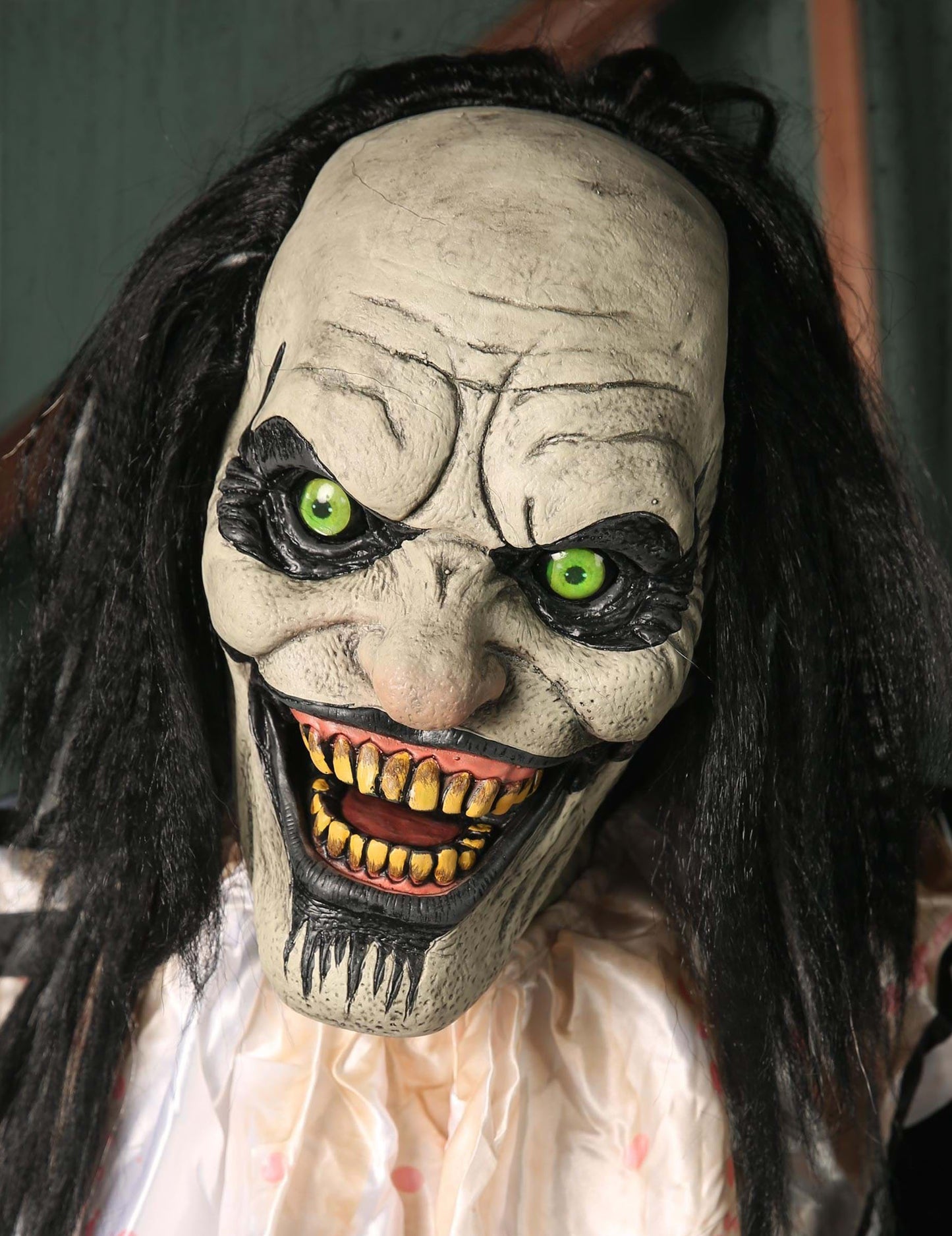 Анимирана декорация ужасяваща клоун с висящо дете с движения и светлини 2.15m