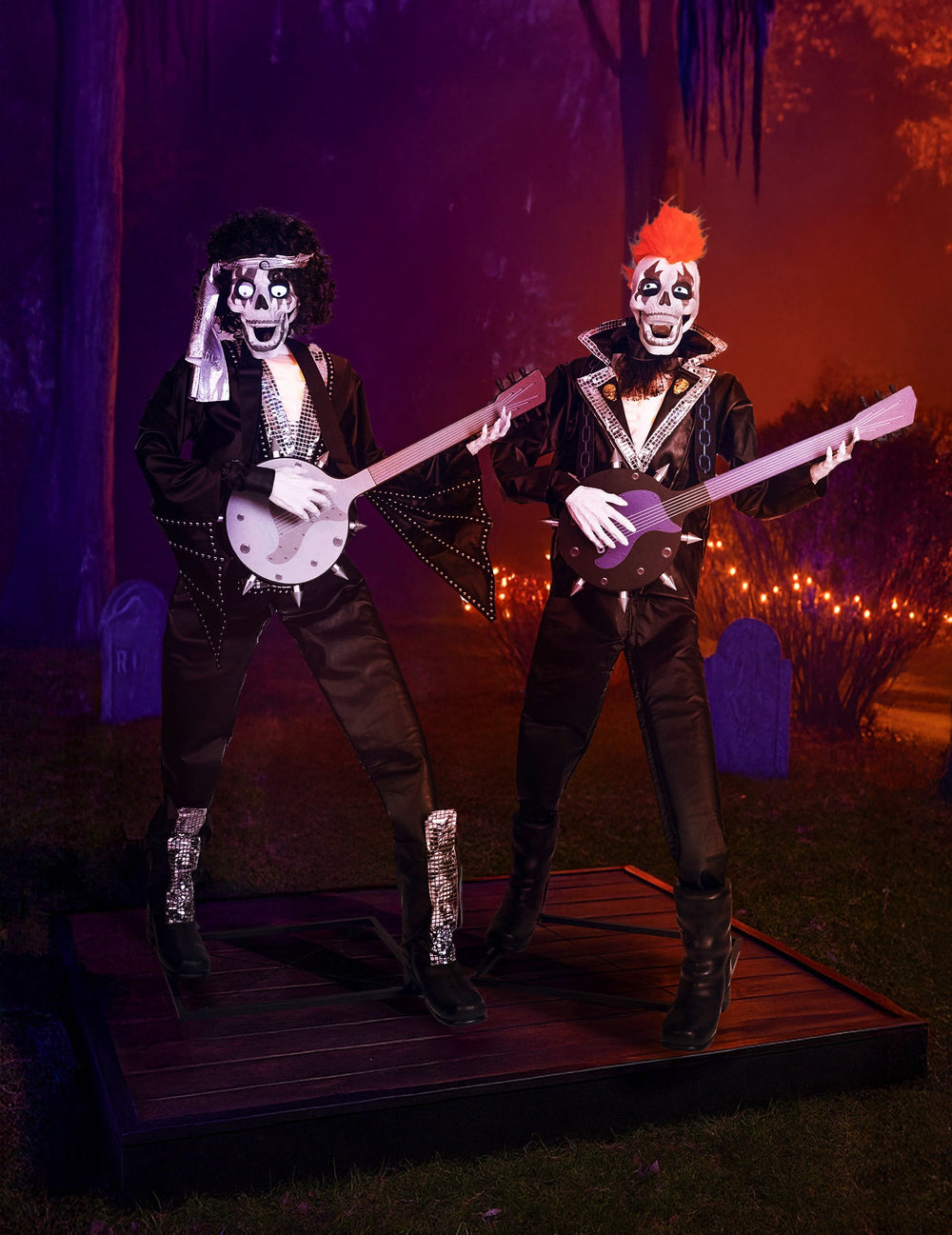 Décoration animée et sonore duo squelettes punk rock pour Halloween noirs et argentés