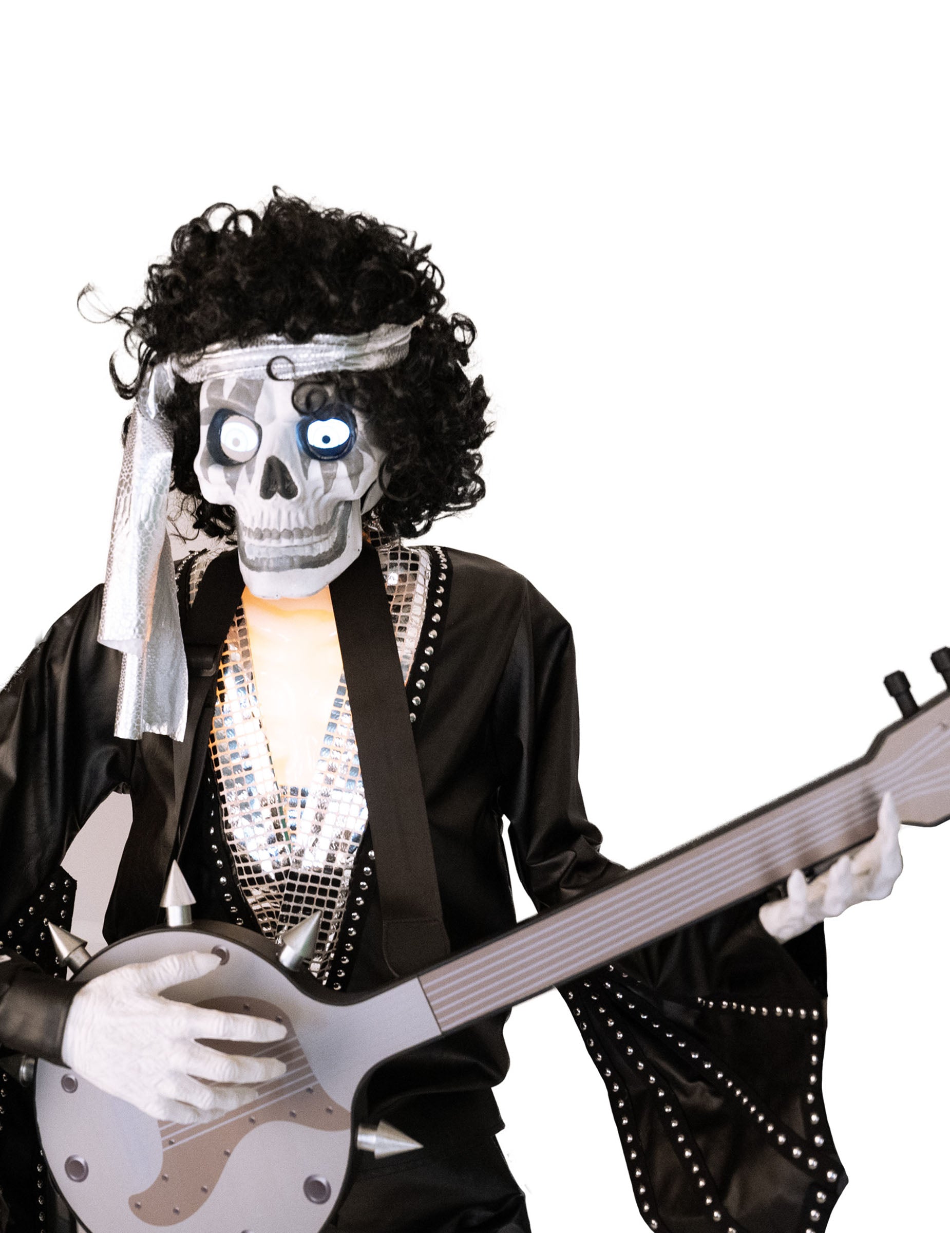 Gros plan sur le squelette guitariste de la décoration animée et sonore duo squelettes punk rock