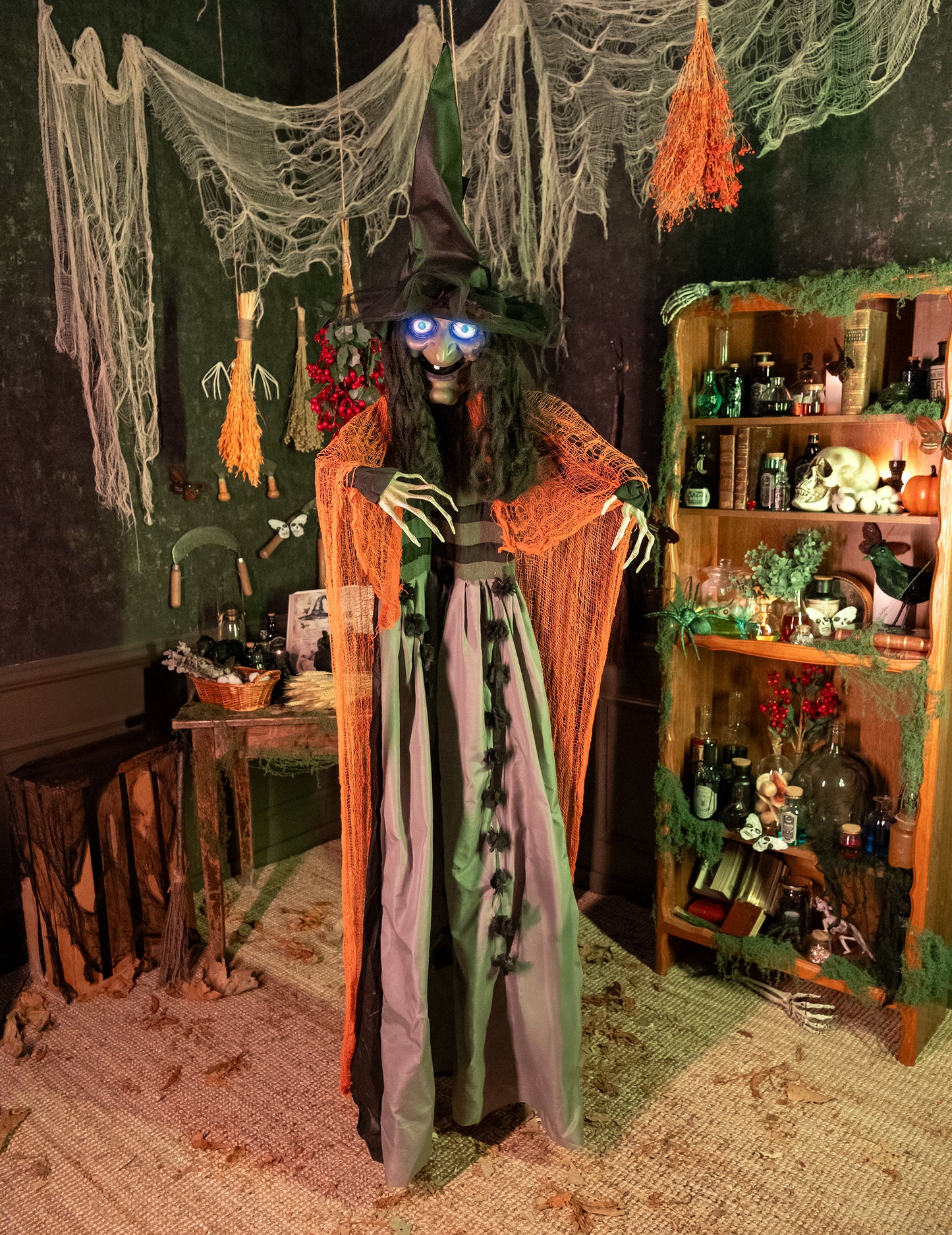 Анимирана, звукова и светлинна висяща вещица декорация 183 cm