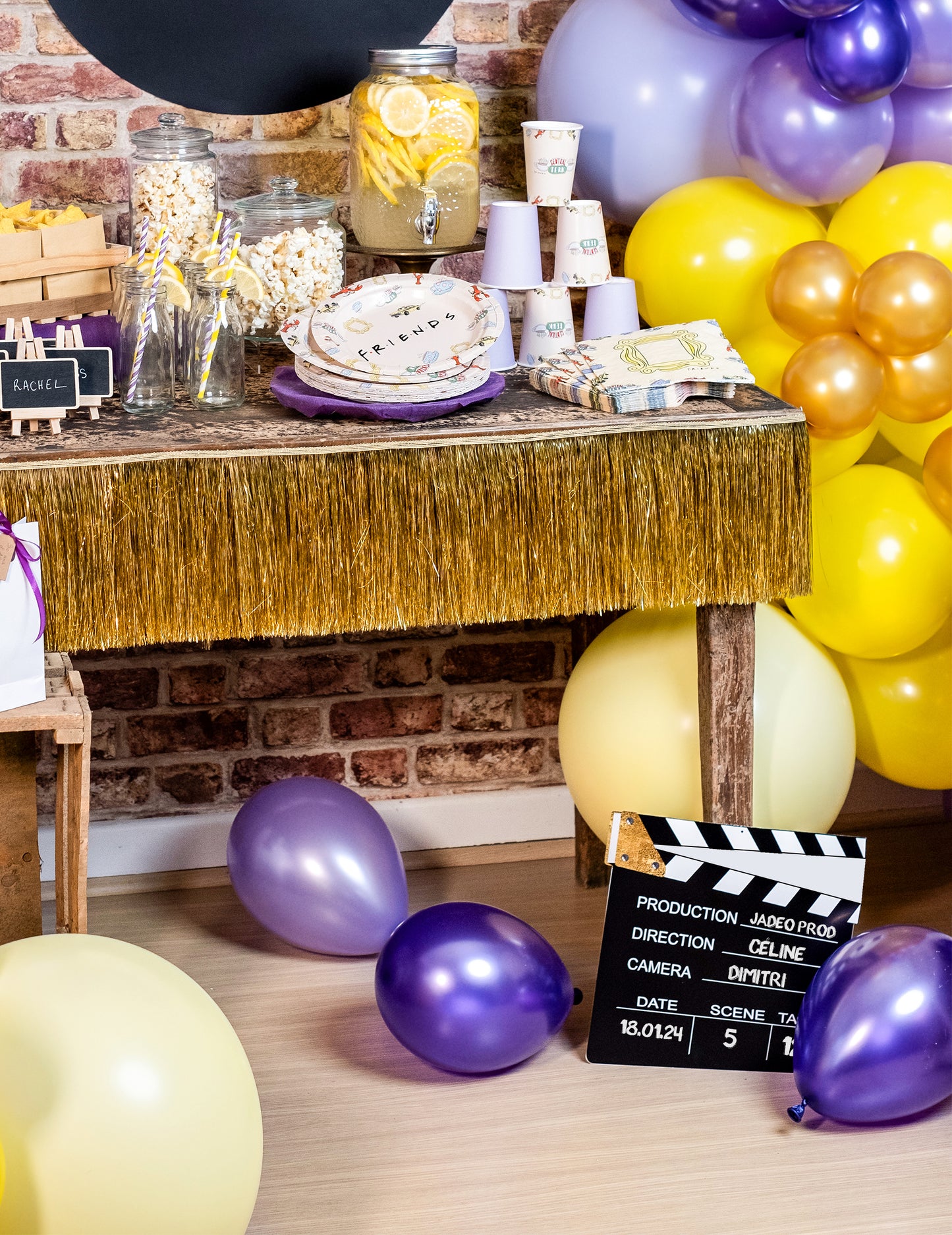 Mise en scène de la décoration clap de cinéma noir et blanc en carton personnalisable