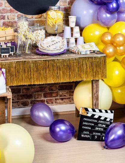 Mise en scène de la décoration clap de cinéma noir et blanc en carton personnalisable