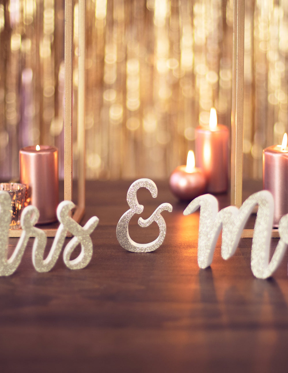 Gros plan sur la texture pailletée de la décoration en bois Mr et Mrs pour mariage