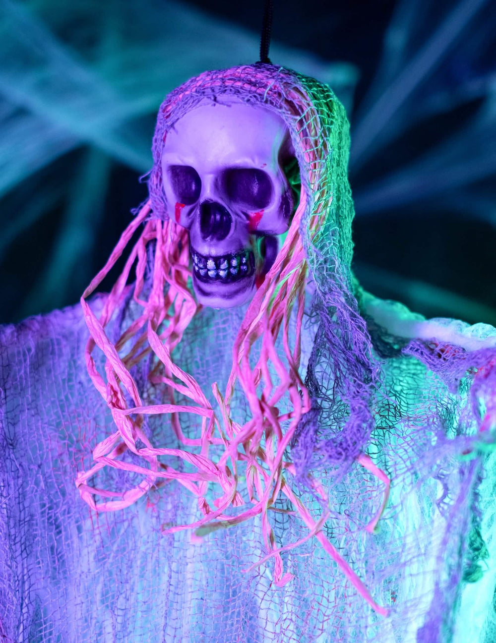 Детайл на главата с воал от декорацията на кървавото halloween призрак