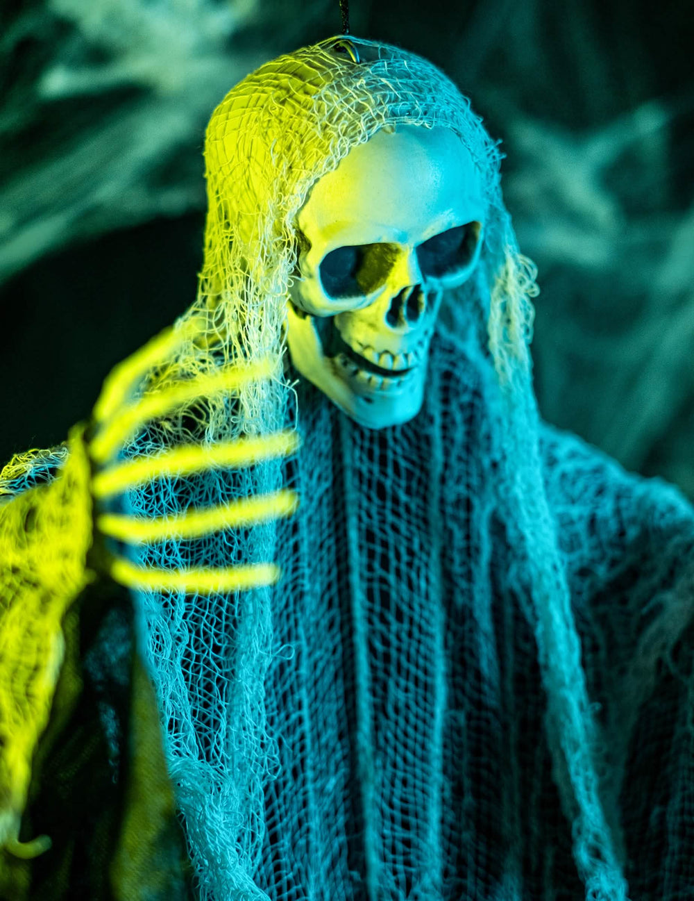 Крупен план на скелетната ръка на декорацията на жътварят за halloween