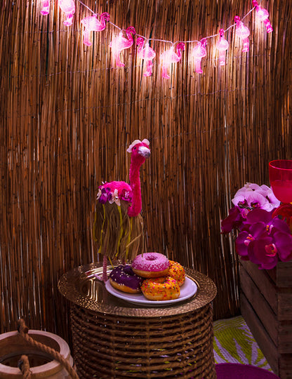 Mise en situation festive de la décoration flamant rose sur pieds