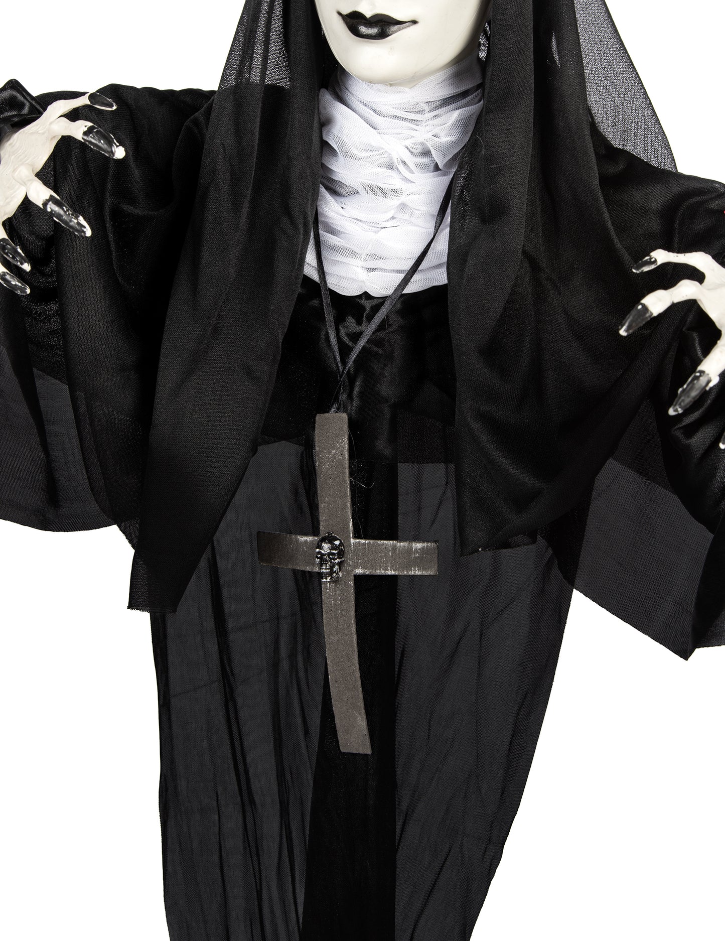 Gros plan sur le pendentif croix avec tête de mort de la décoration lumineuse nonne suspendue