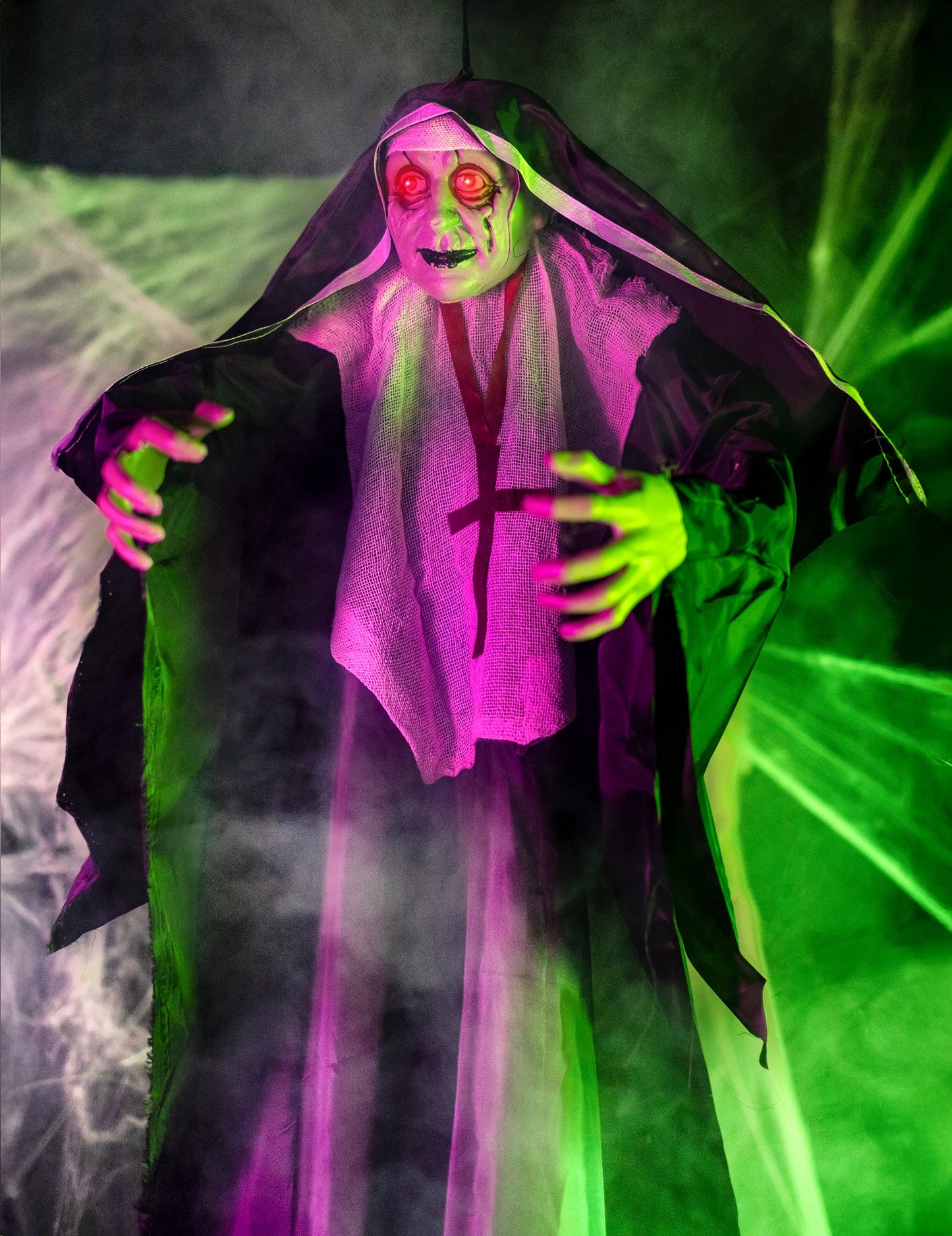 Ambiance avec éclairage vert et violet de la décoration lumineuse religieuse zombie