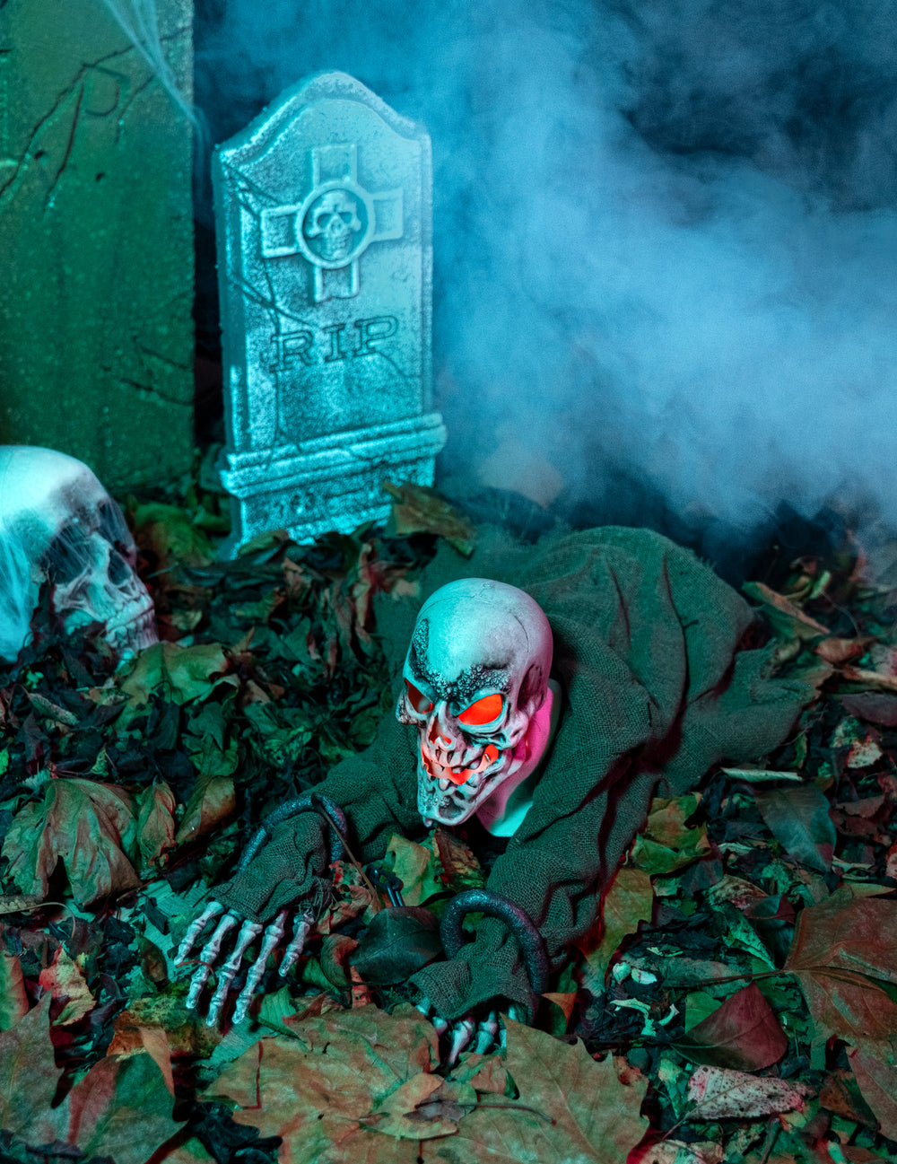 Mise en situation dans un cimetière de la décoration squelette animée lumineuse et sonore pour Halloween