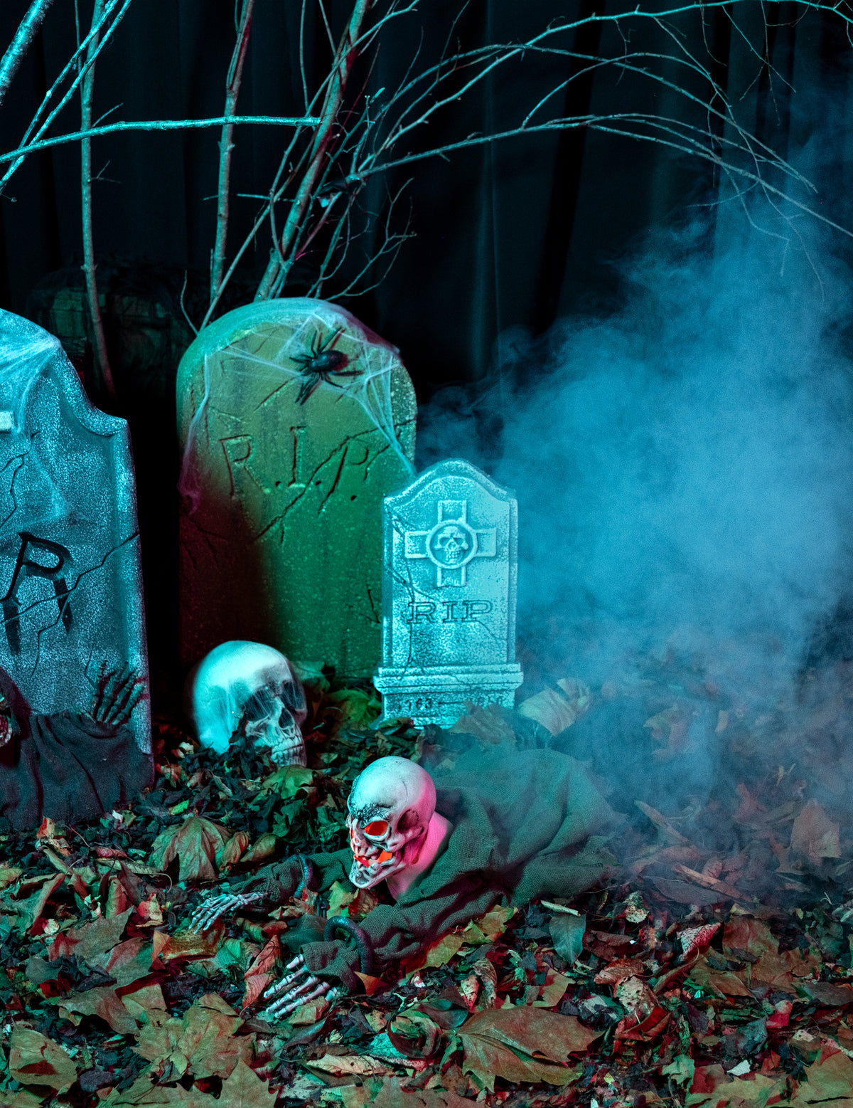Mise en scène dans un cimetière de la décoration squelette animée lumineuse et sonore Halloween