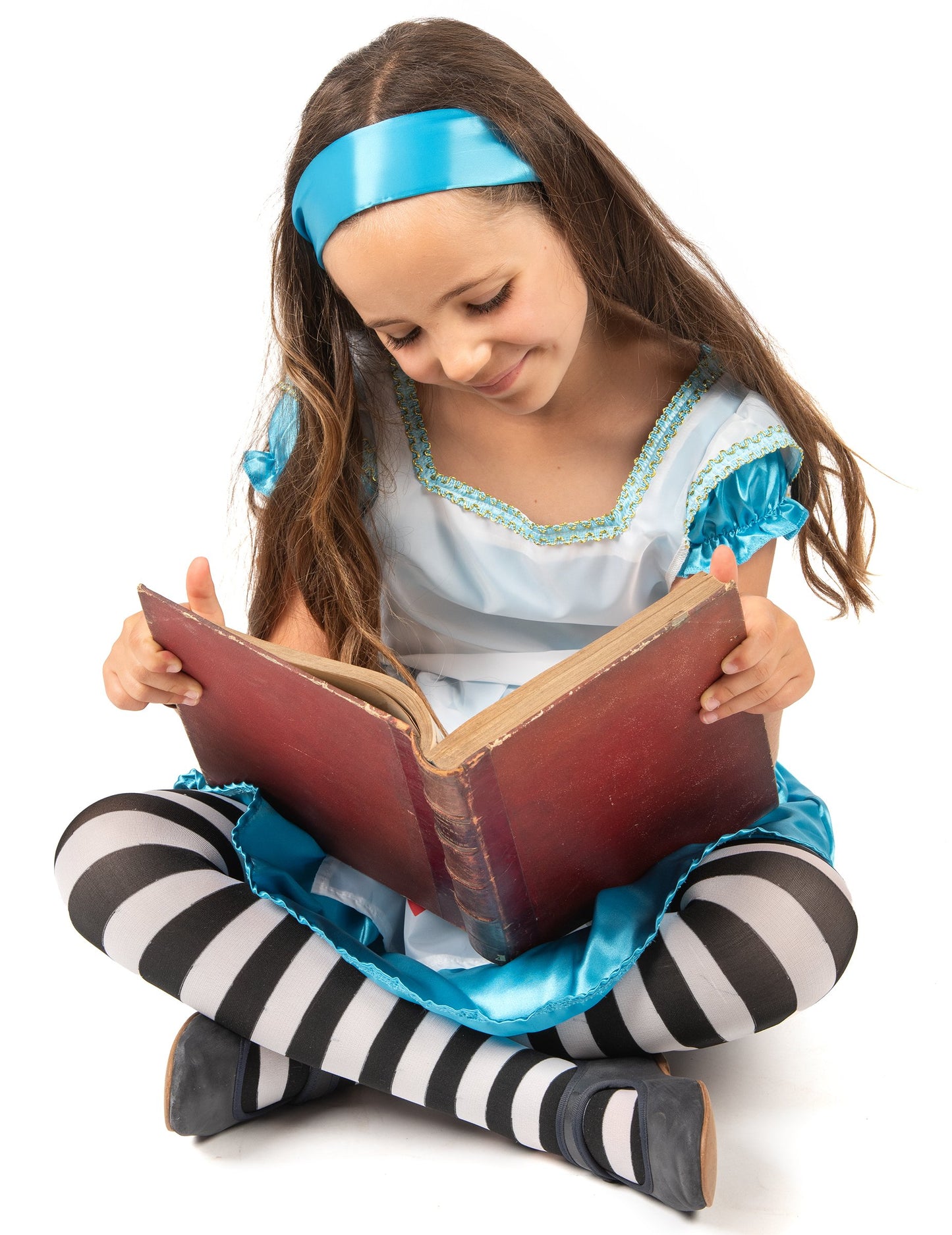 Ситуация, четяща книга на дегизировката Алиса за момиче