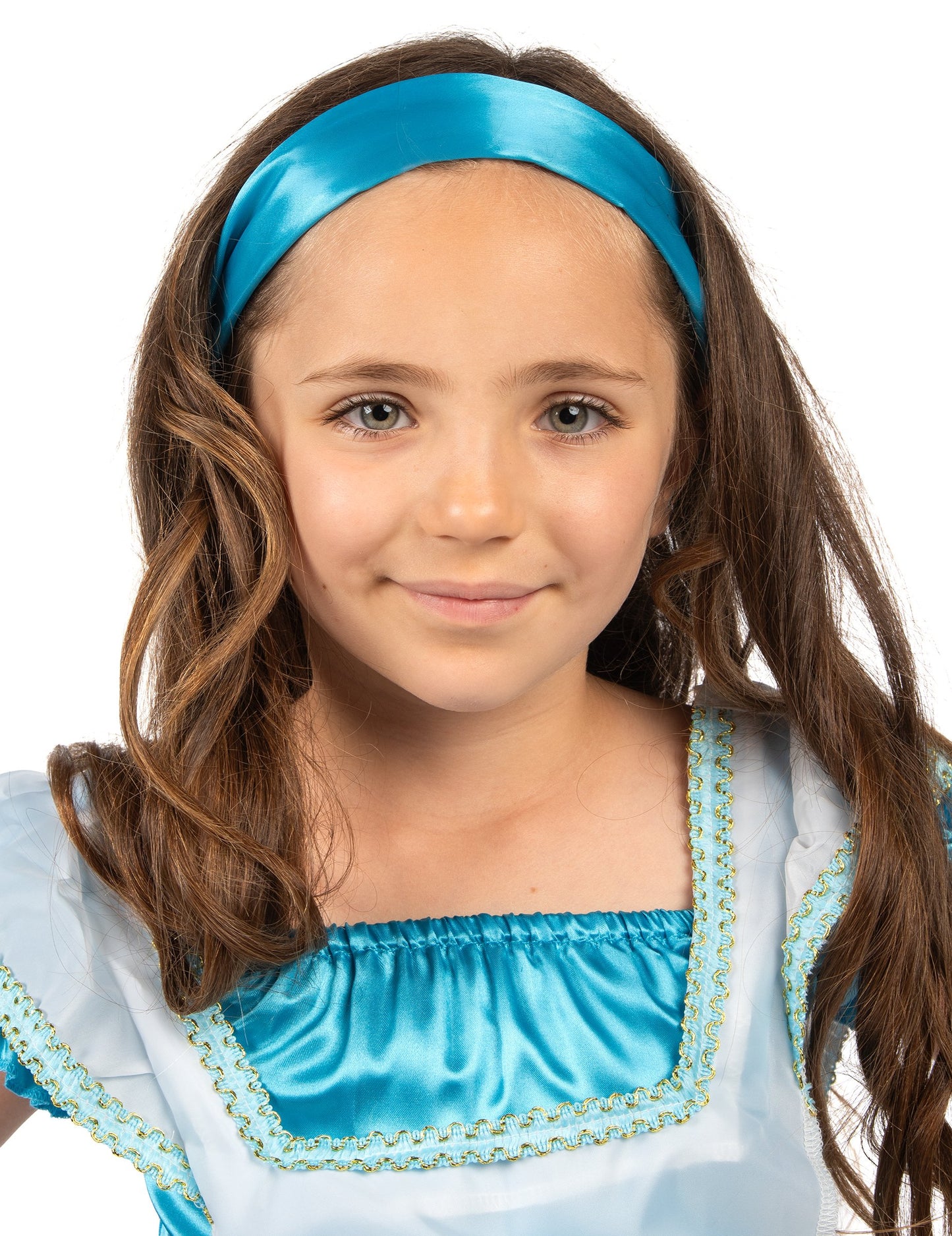 Крупен план на синята лента на дегизировката Алиса за момиче