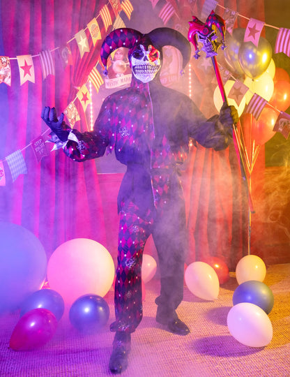 Mise en situation avec ballons et fumée du déguisement Arlequin du mal luxe pour homme