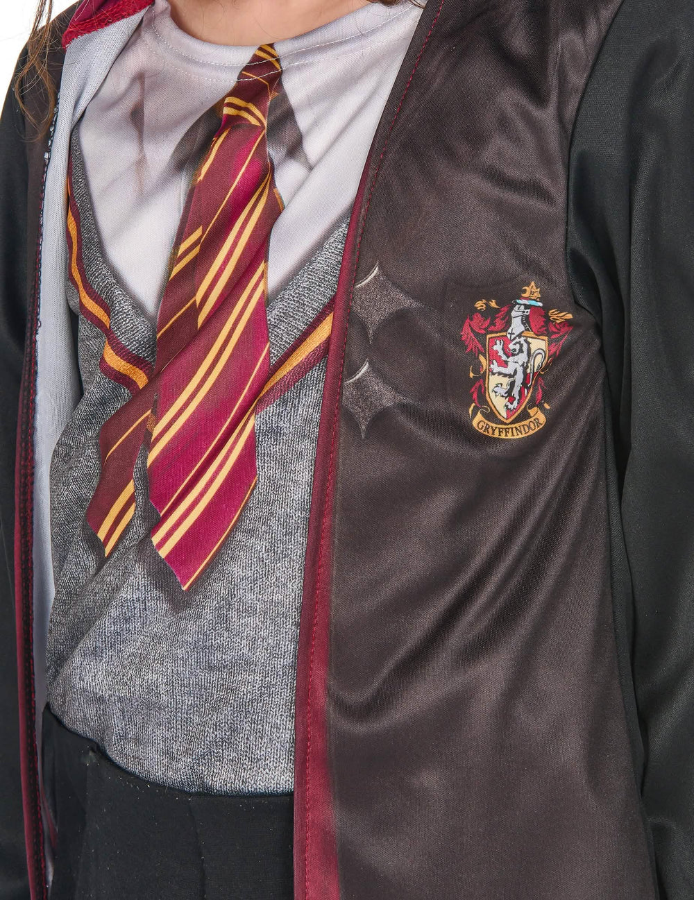 Детайл на герба Грифиндор върху роклята на костюма с аксесоари Harry Potter™