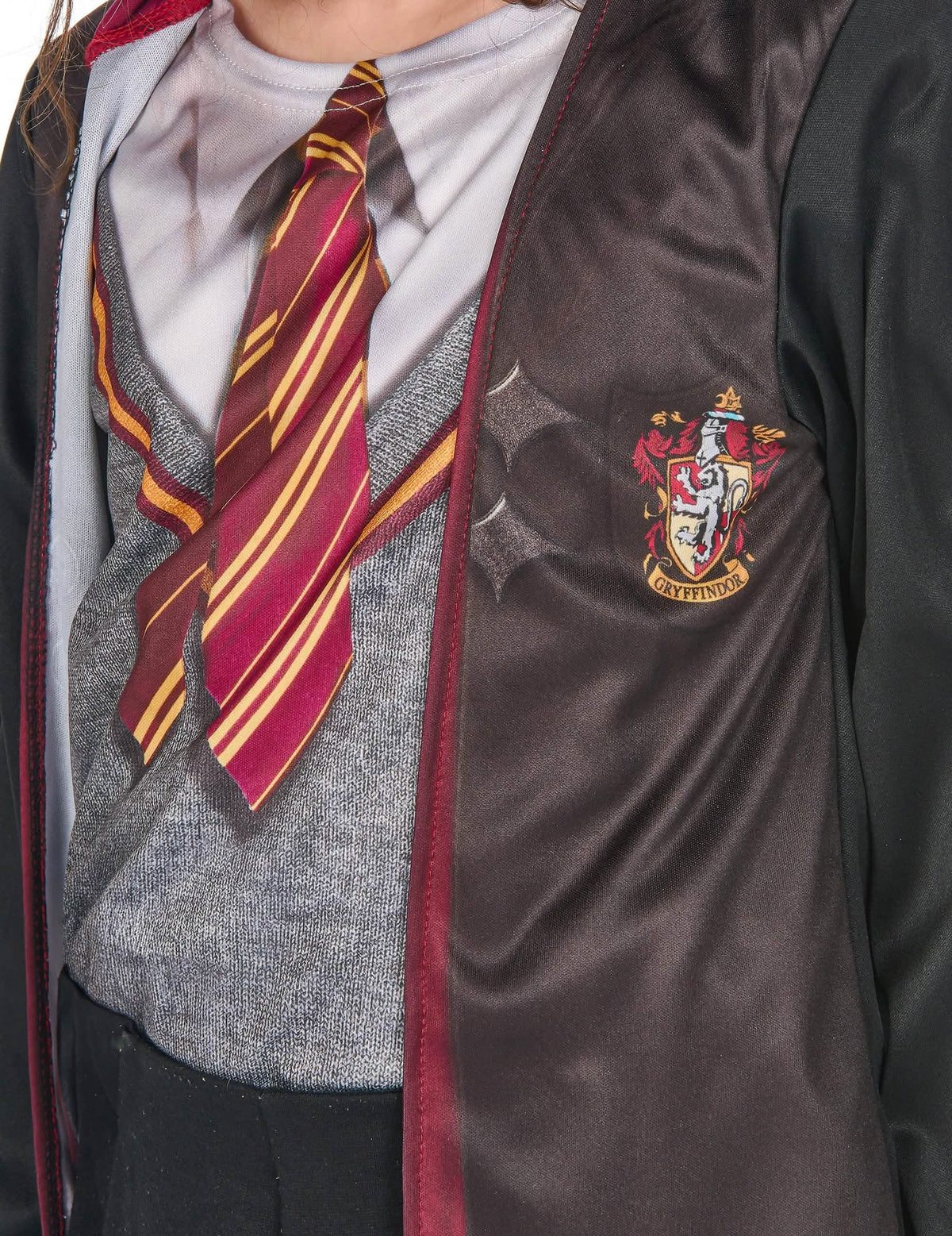 Детайл на герба Грифиндор върху роклята на костюма с аксесоари Harry Potter™