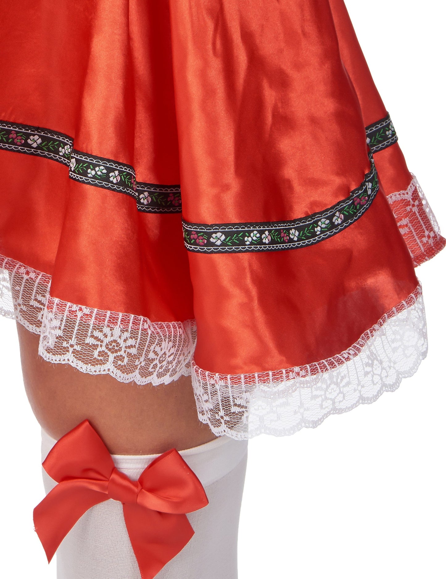 Детайл на долната част на полата с дантела на класическия баварски костюм