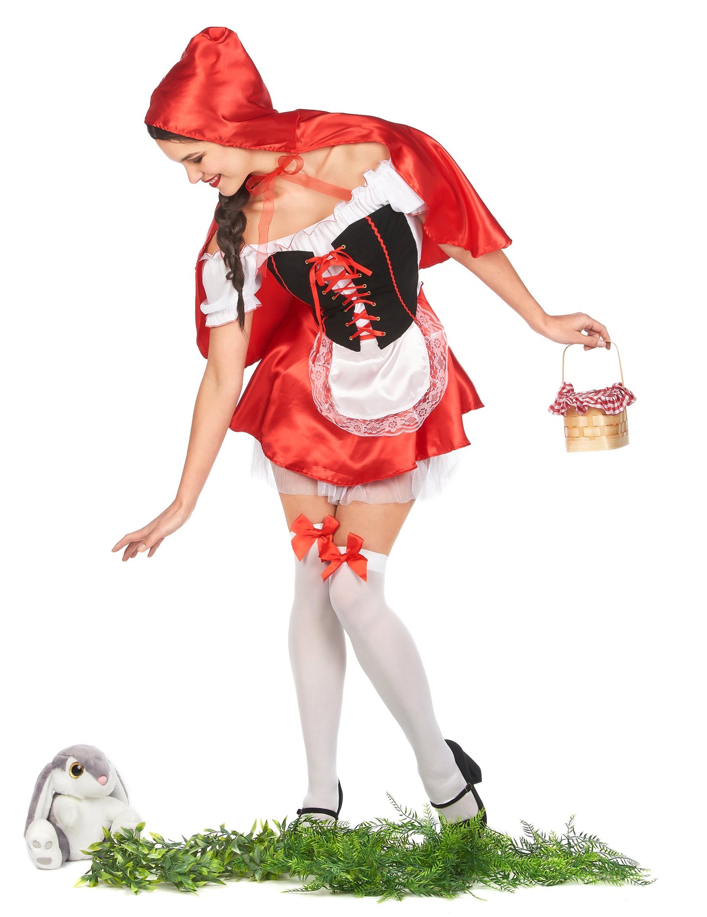 Ситуация с кошничка и плюшено мече на дегизиране на червена шапчица за жени