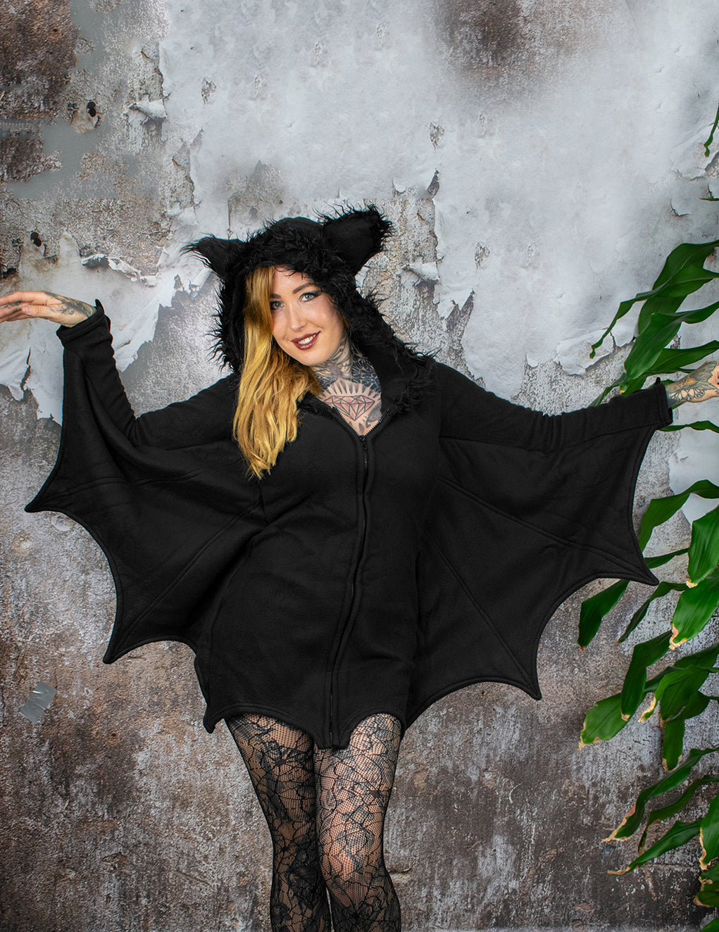 Vue de face ailes déployées du déguisement de chauve-souris Halloween pour femme