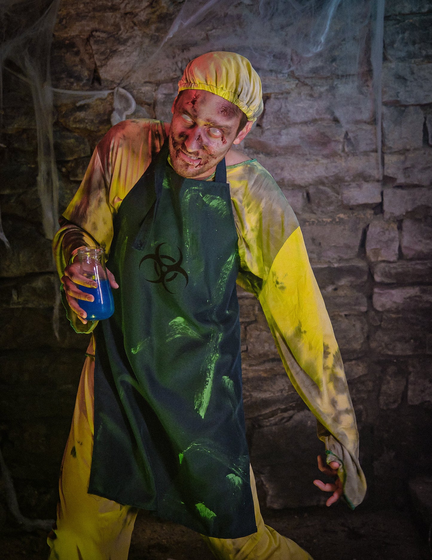 Gros plan sur le maquillage et la coiffe du déguisement de chirurgien radioactif