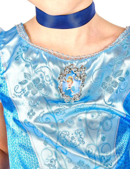 Détail du médaillon et du bustier du déguisement classique Cendrillon pour fille