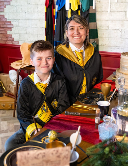 Mise en situation festive du déguisement classique Poufsouffle Harry Potter™ enfant