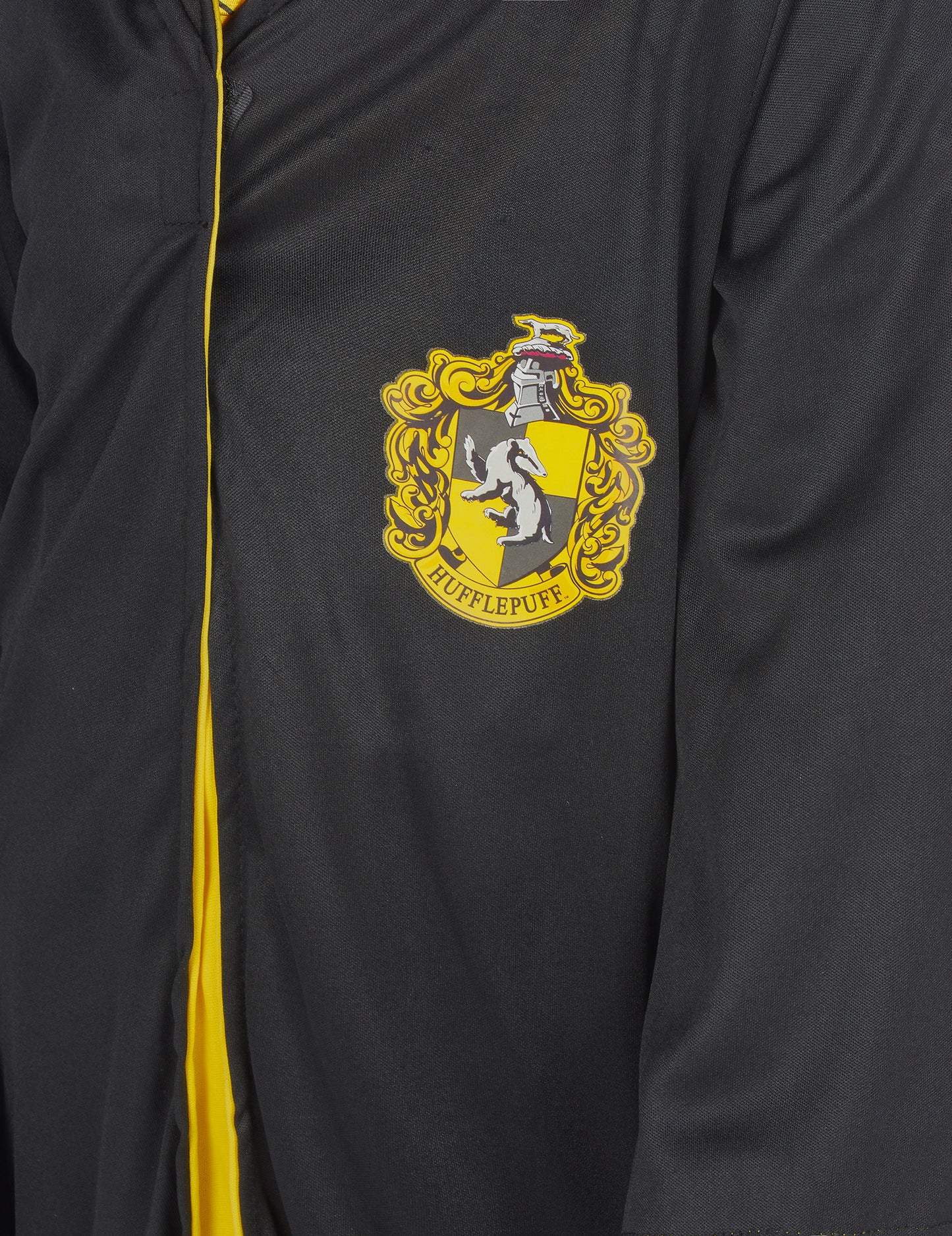 Détail de l'écusson du déguisement classique Poufsouffle Harry Potter pour enfant