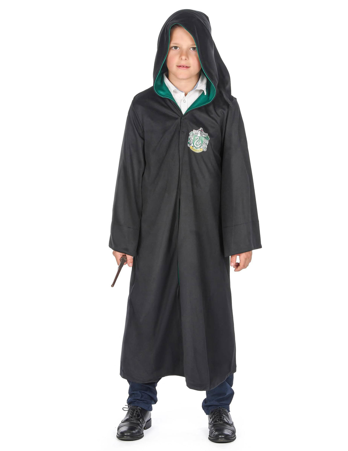 Vue de face avec capuche et baguette du déguisement classique Serpentard Harry Potter™