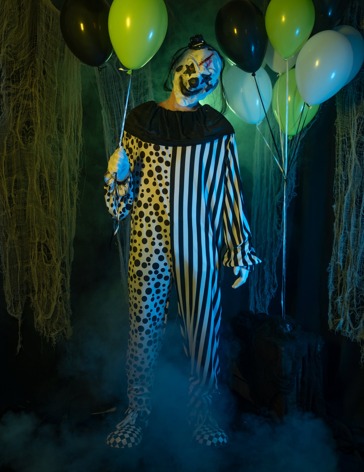 Черно -бели чудовищни ​​костюми за възрастни