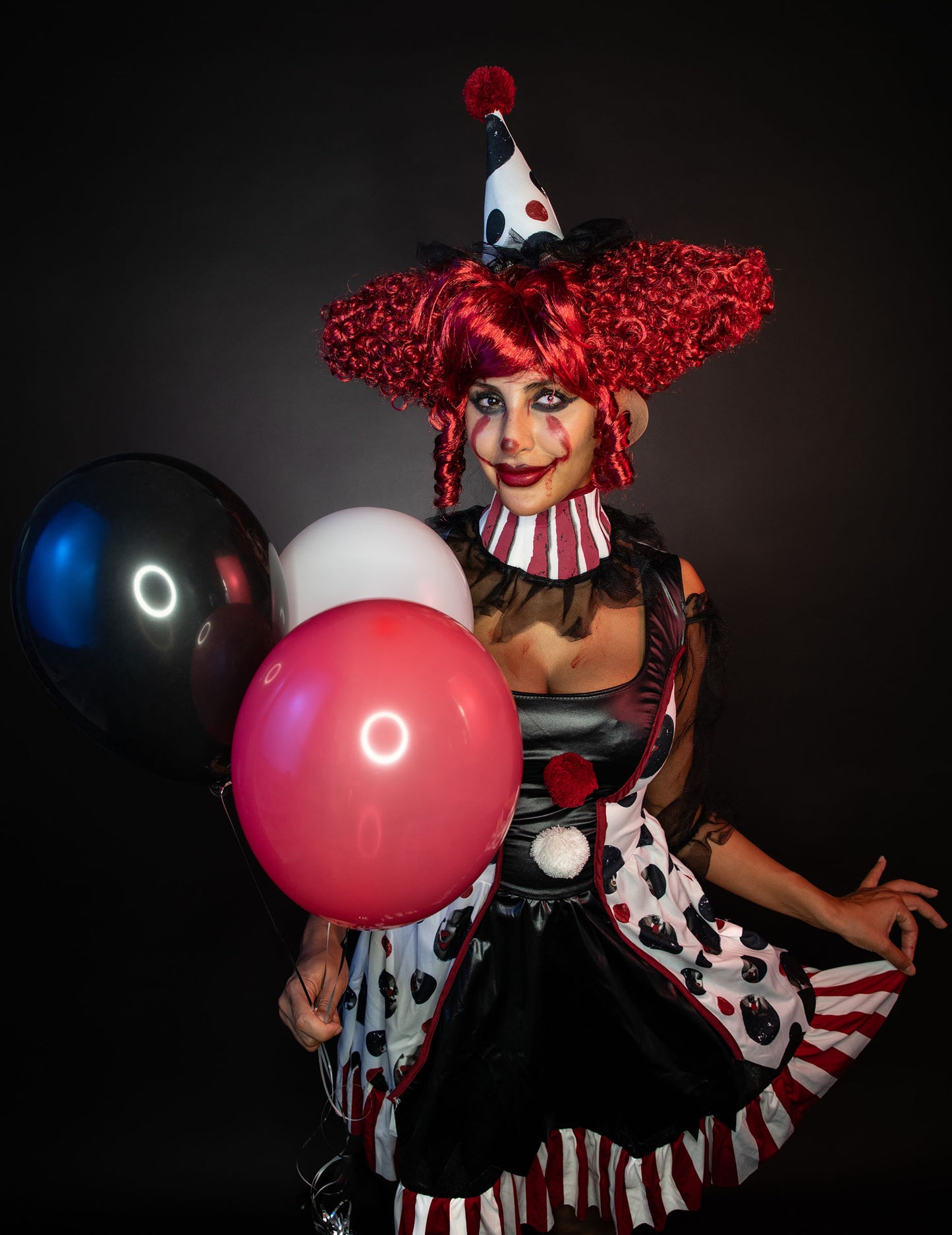 Gros plan sur le chapeau et le maquillage du déguisement de clown psycho pour femme