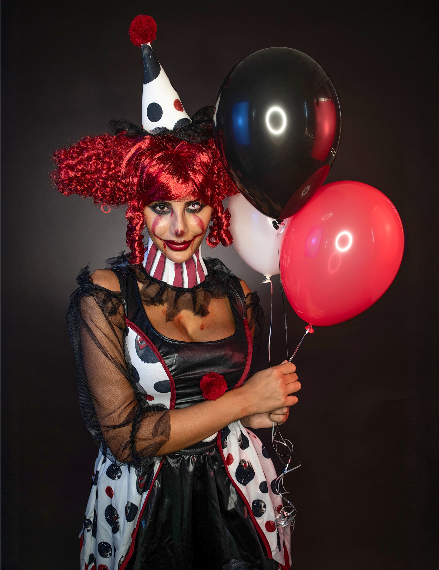 Vue avec ballons du déguisement de clown psycho pour femme