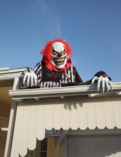 Mise en situation sur une gouttière du déguisement clown terrifiant géant 2 en 1