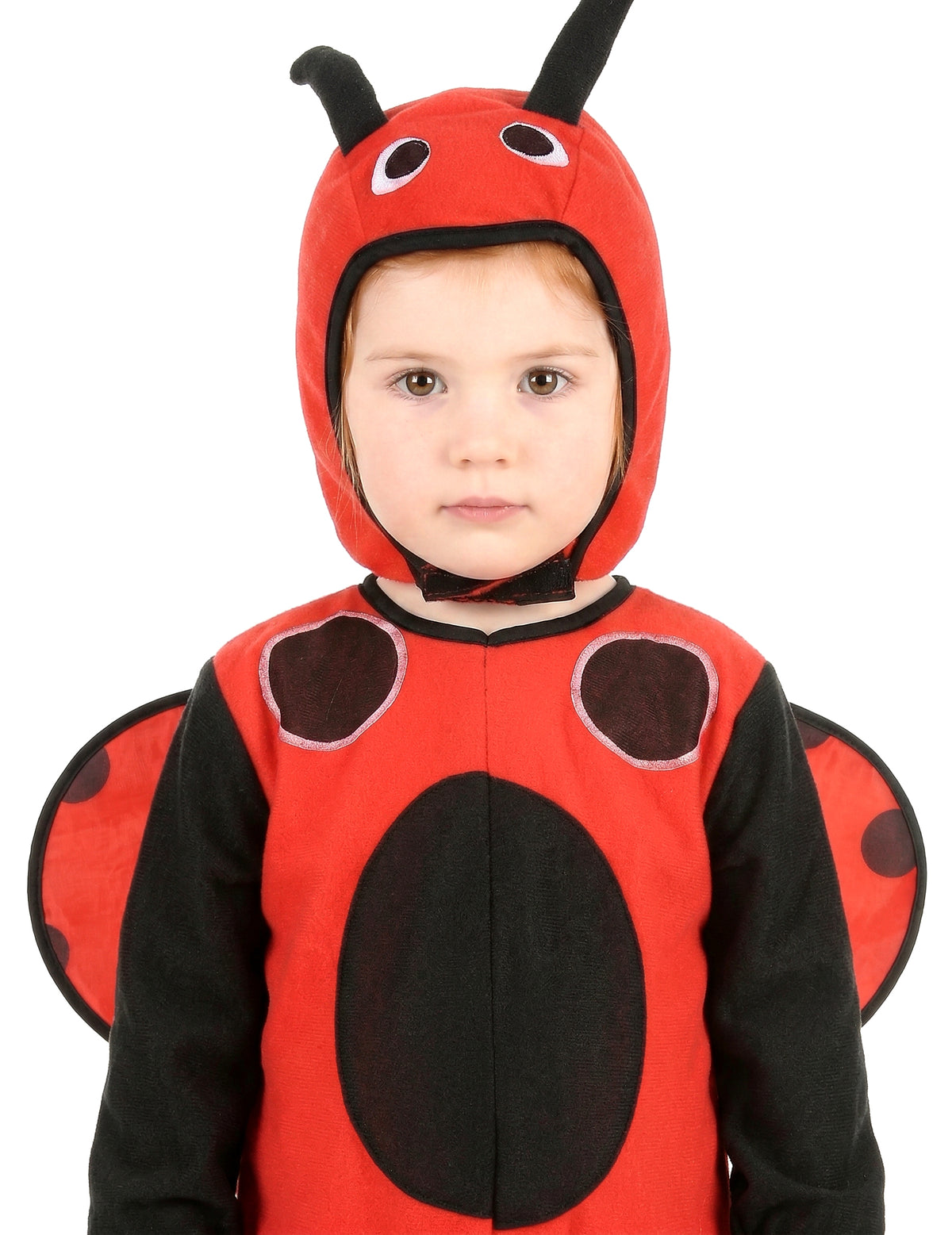 Gros plan sur la cagoule avec antennes du déguisement de coccinelle
