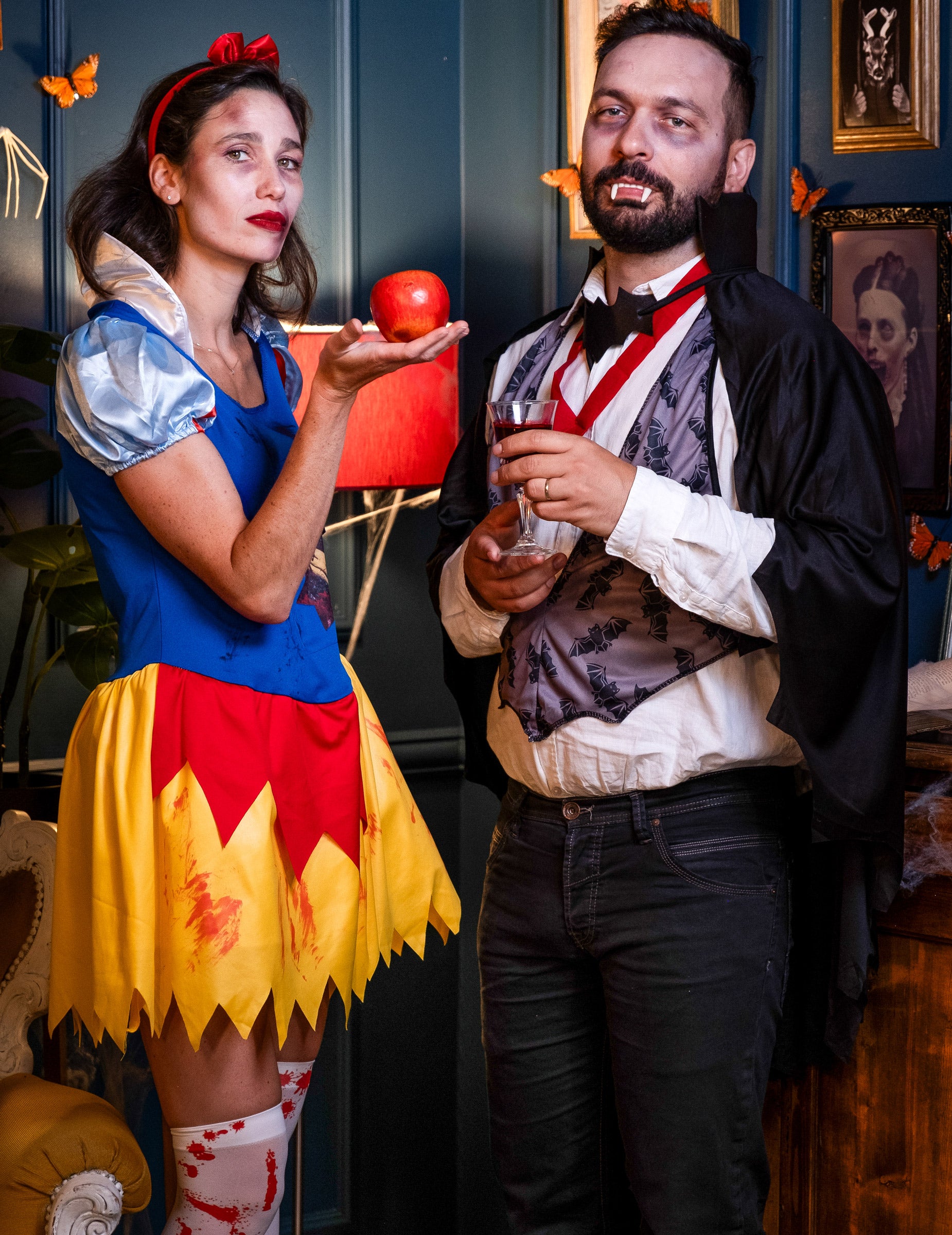 Mise en situation en duo du déguisement Dracula Halloween pour homme
