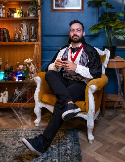 Mise en situation du déguisement Dracula Halloween pour homme