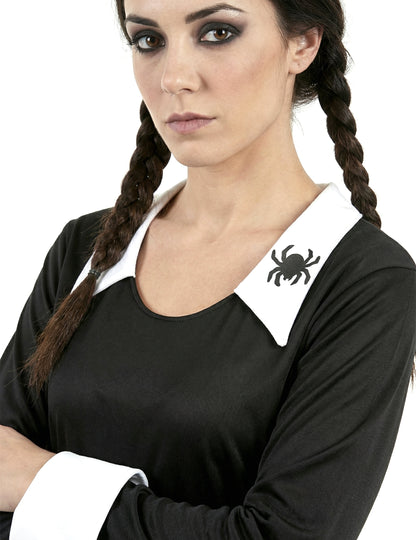 Крупен план на яката с паяк на костюма на ученичка за Хелоуин