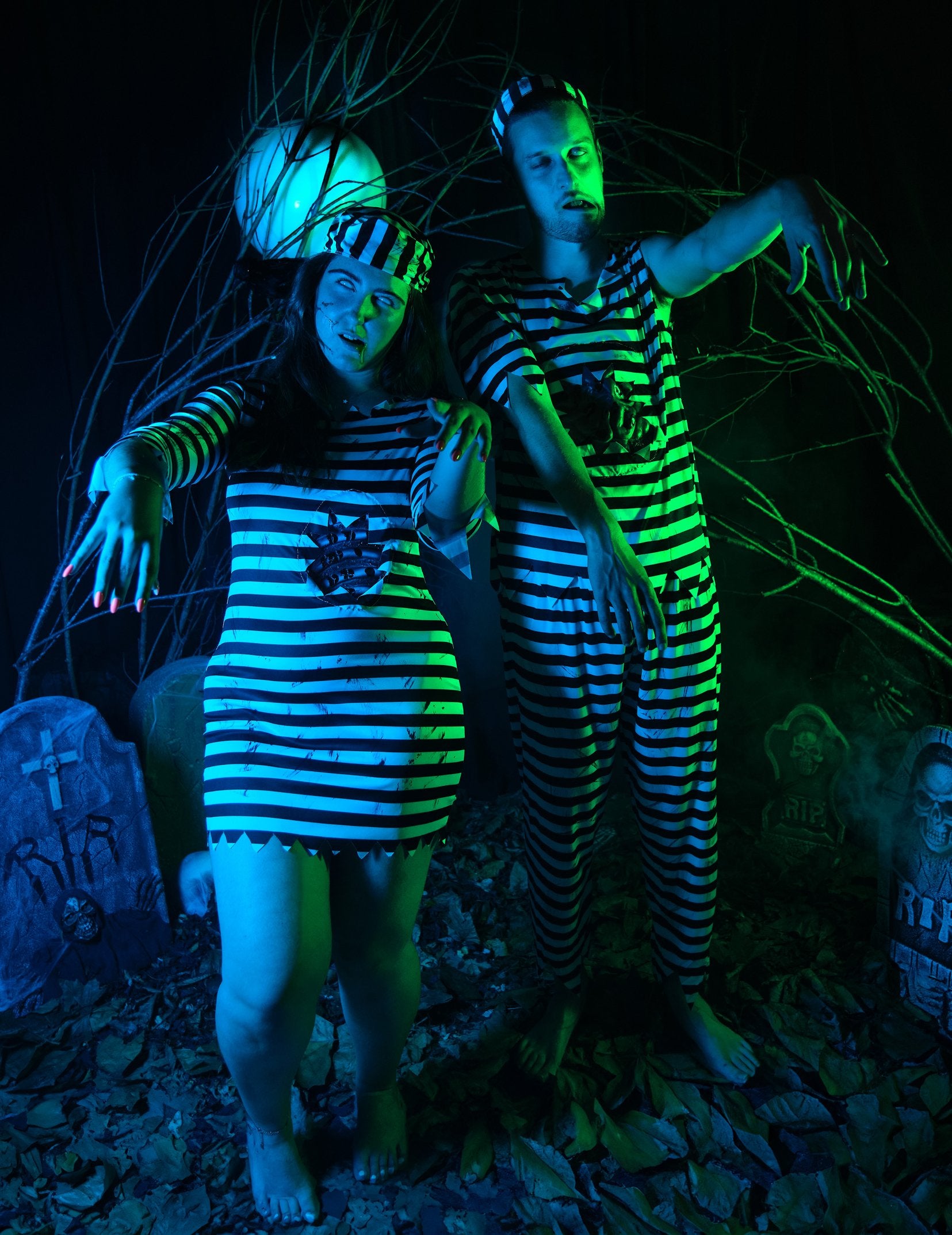 Mise en scène dans un décor de cimetière du déguisement de prisonnière zombie pour femme