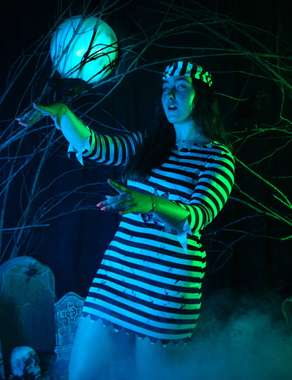 Mise en situation du déguisement de prisonnière zombie pour femme